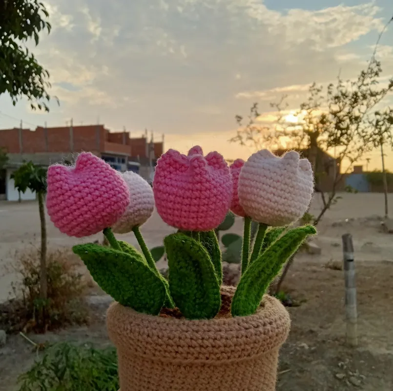 Maceta con flores tejidas a crochet